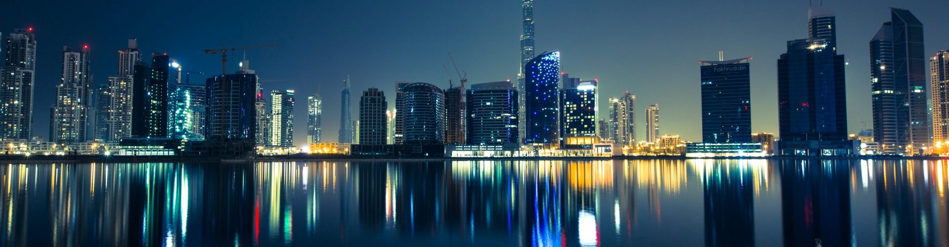 Dubai, AE skyline at dusk
